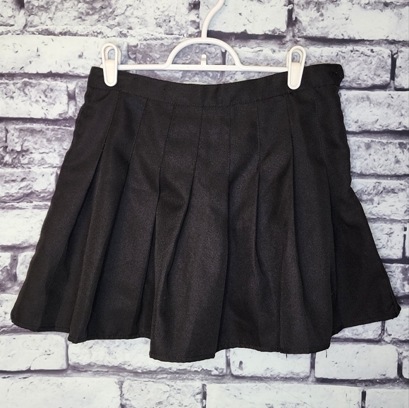 Black Pleated Short Skirt - S - Picture 2 of 2